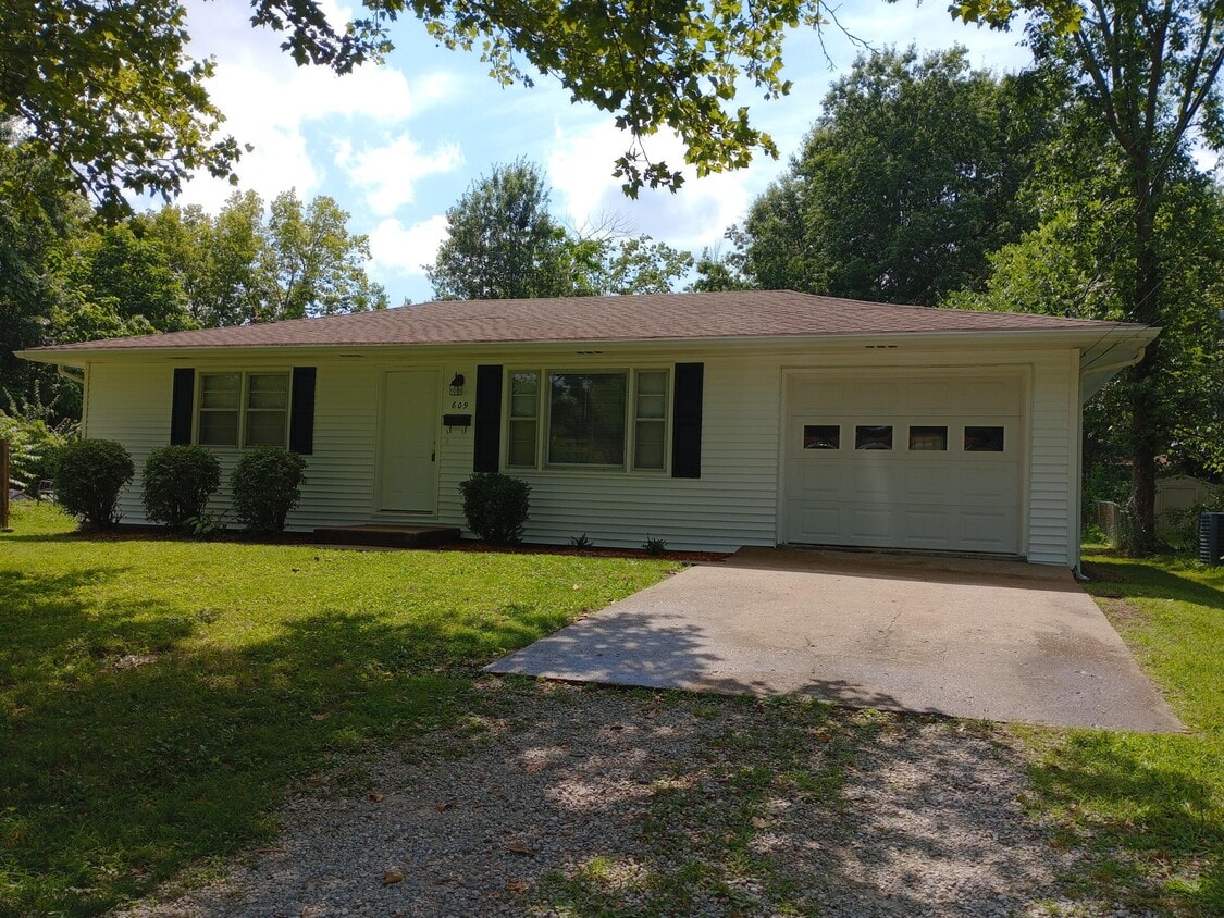 Primary Photo - 609 Pennant St