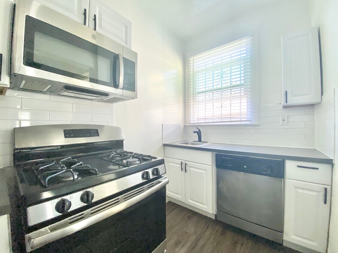 Primary Photo - 563 N Heliotrope Dr Los Angeles, CA 90004