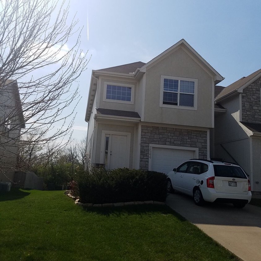 Spacious 2 Story Floorplan Apartment for Rent in Shawnee, KS