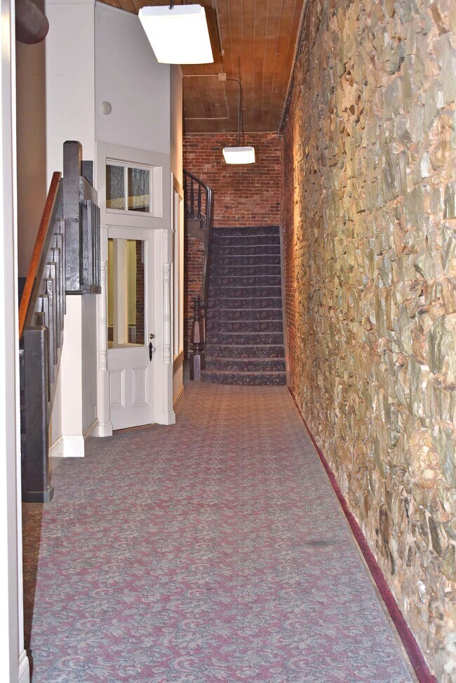 Foto del edificio - 107 W Main St