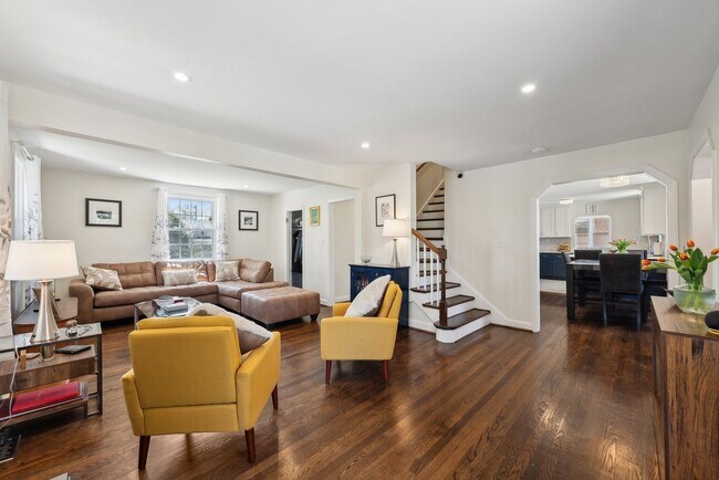 Building Photo - Spacious & Renovated Rental Home on Oversi...