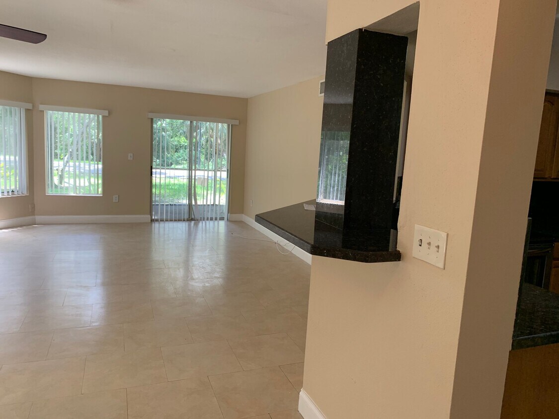 Photo - 2460 NW 33rd St (Oakland Park, FL)