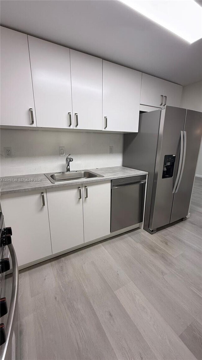Building Photo - 300 Bayview Dr