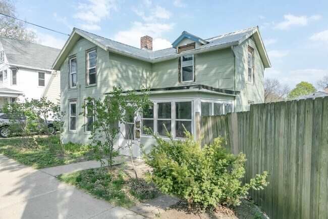Building Photo - 1305 East Dayton Street, Unit 1