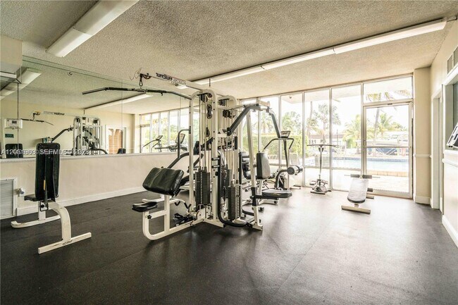 Foto del edificio - 2350 NE 135th St