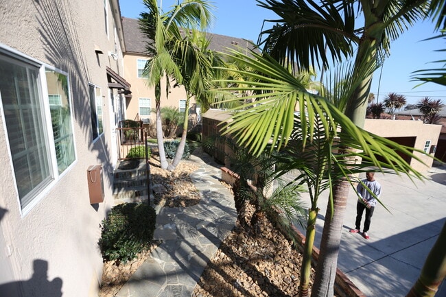 Building Photo - 5808 Edgemar Ave