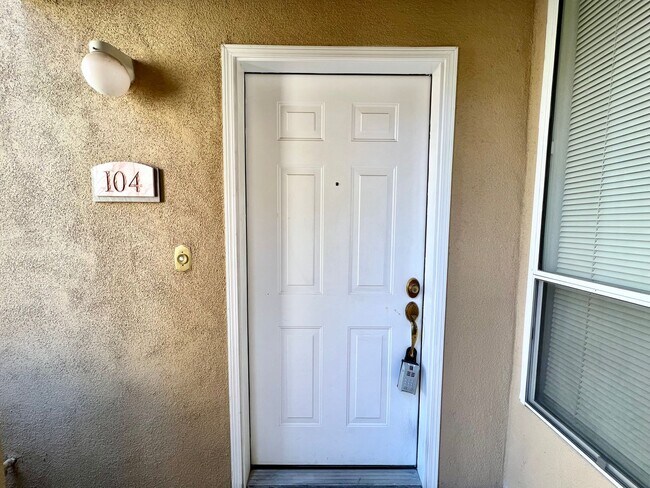 Foto del edificio - RESORT STYLE LIVING IN GUARD GATED COMMUNITY.