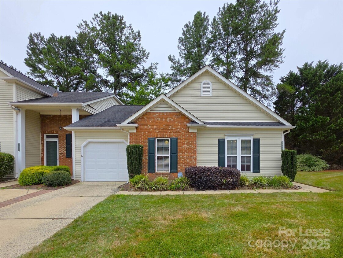 Foto principal - 8844 Treyburn Dr