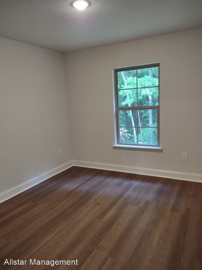 Building Photo - 3 br, 2 bath House - 1007 Silver Circle