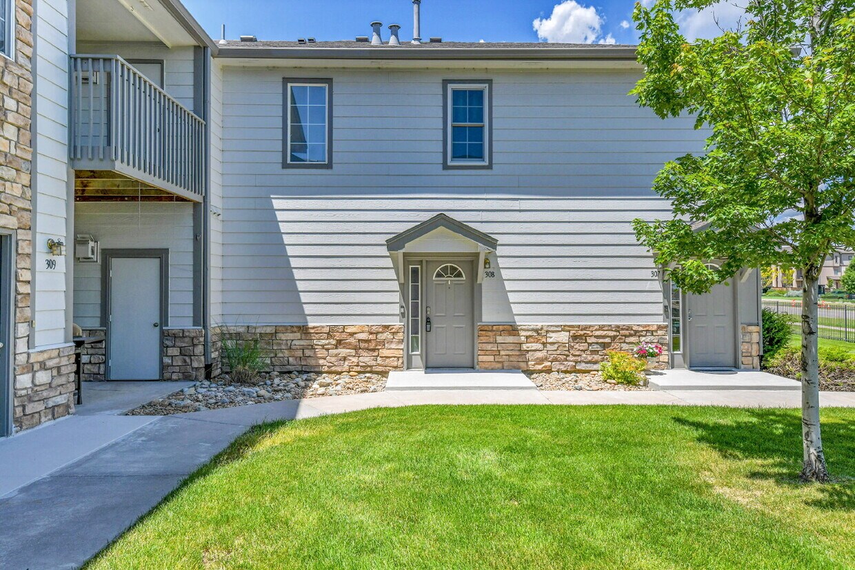 Foto principal - $2,250 - 2 Bed, 2 Bath Updated Townhome in...