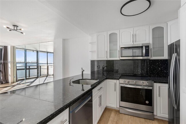 Foto del edificio - 600 NE 36th St