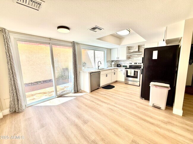 Foto del edificio - 6147 E Lewis Ave