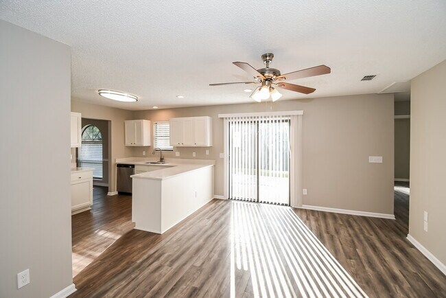 Foto del edificio - 1464 Rose Hill Dr W