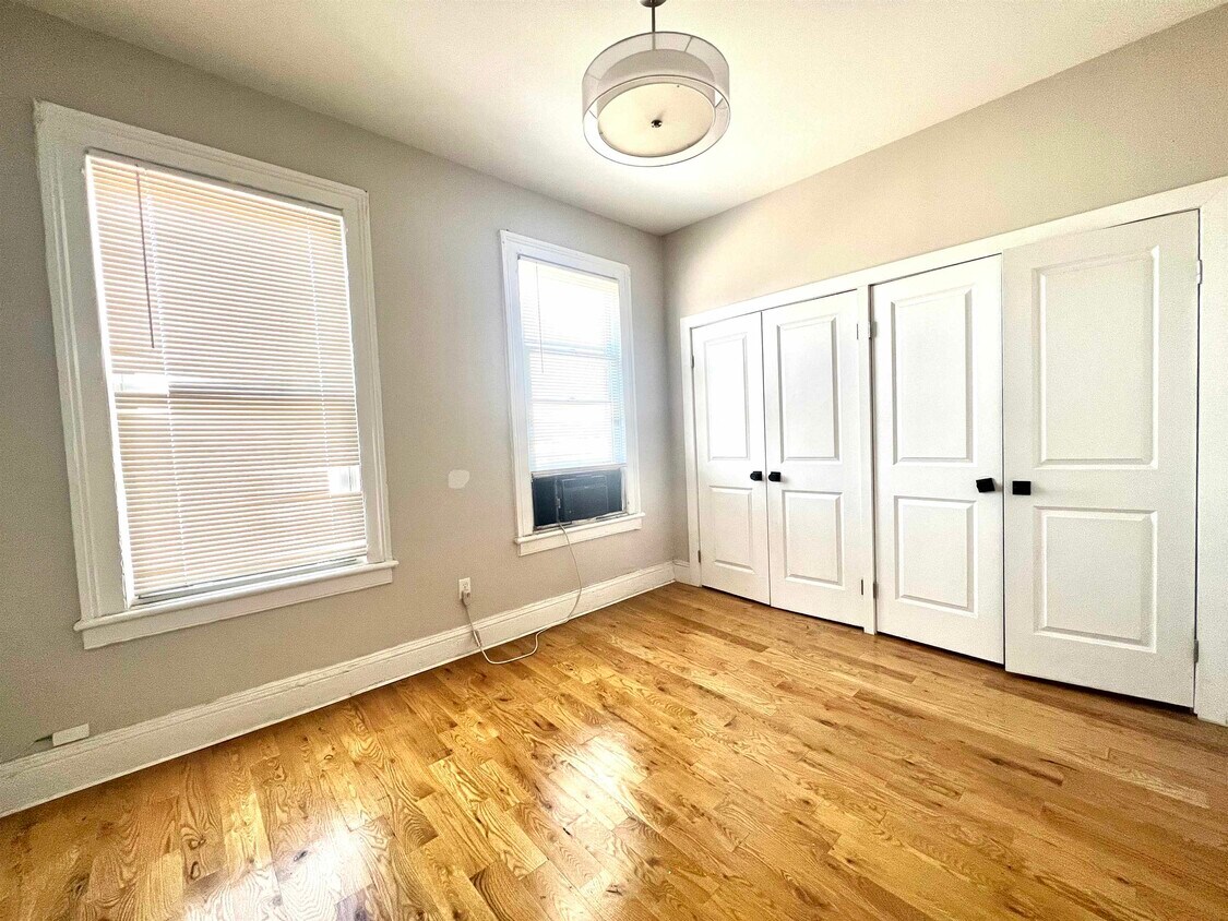 Primary Photo - 16 Lewis Ave