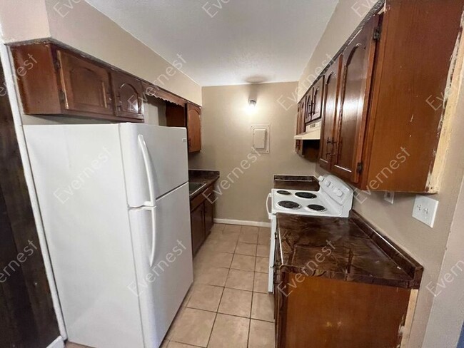 Building Photo - 925 Shallowford Rd