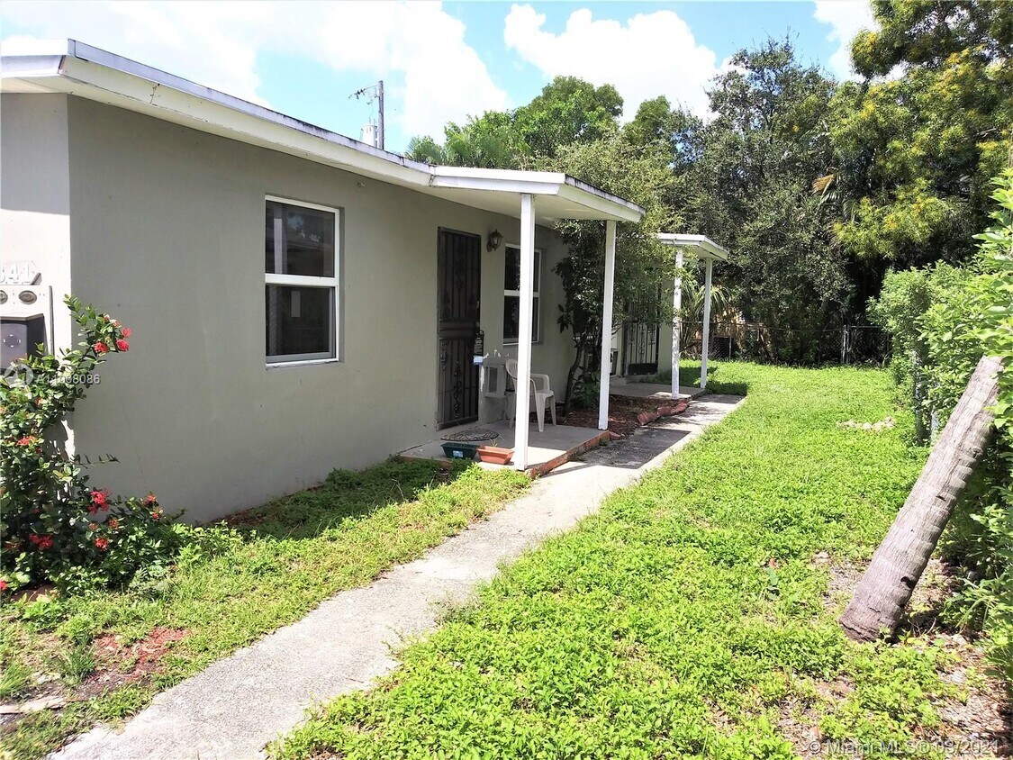 Primary Photo - 841 NW 12th Ave