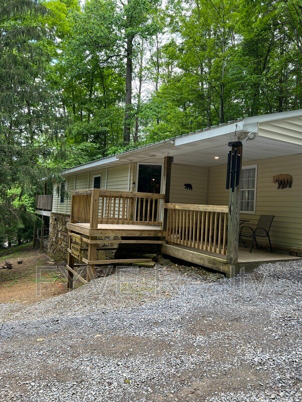 1110 S Spring Hollow Rd, Sevierville, TN 37876 House Rental in