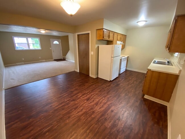 Building Photo - 122 Karen Way