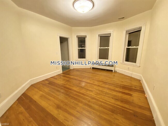 Foto del edificio - 5 br, 2 bath Triplex - 54 Calumet St