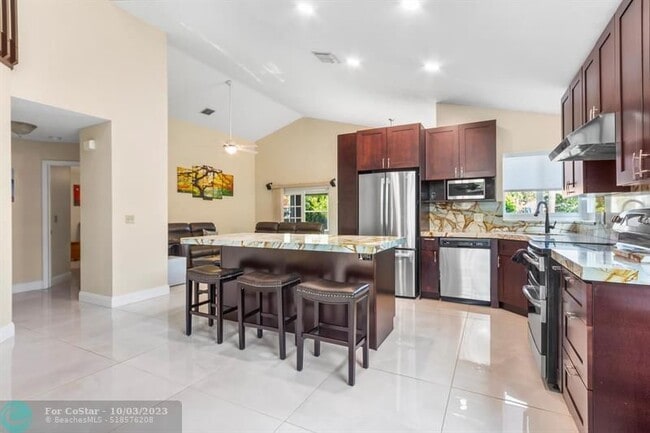 Building Photo - 9210 Oak Grove Cir