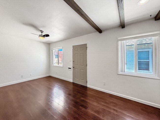 Foto del edificio - Gorgeous 1B/1BA Upgraded Duplex in City He...