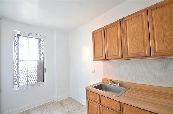 Foto del edificio - 2705 Morris Ave