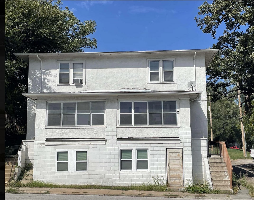 Primary Photo - Spacious 3 bedroom in Triplex Available now!!