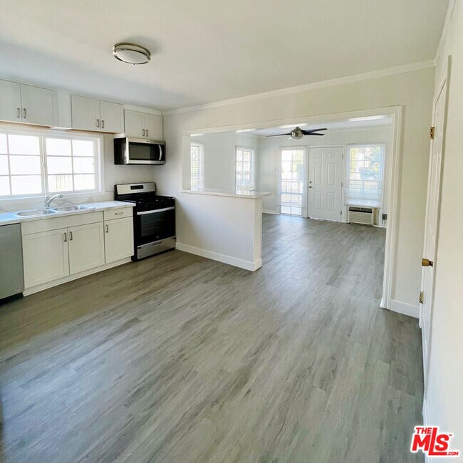 Foto del edificio - 1235 Bronson Ave