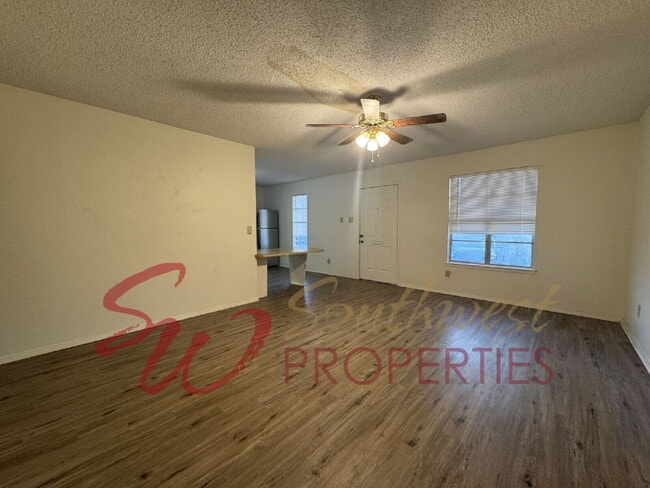 Building Photo - Move in Ready 2 bedroom 1 bath apartment -...