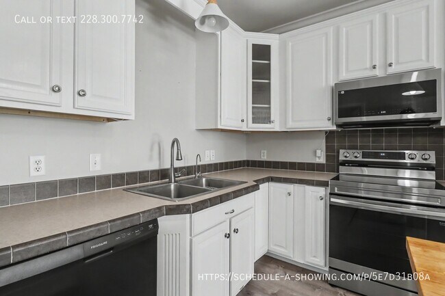 Building Photo - 1515 E Beach Blvd