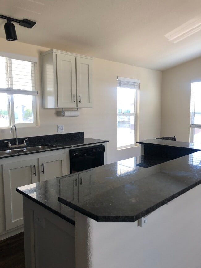 Building Photo - 14777 Palm Dr
