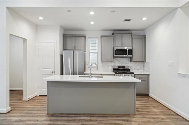 Foto del edificio - 1215 Highland Square Ln