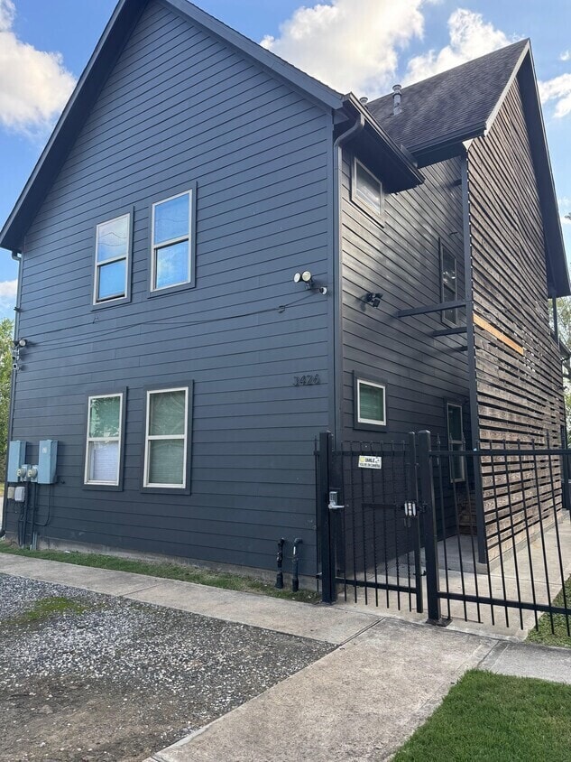 Building Photo - 3426 Tuam St