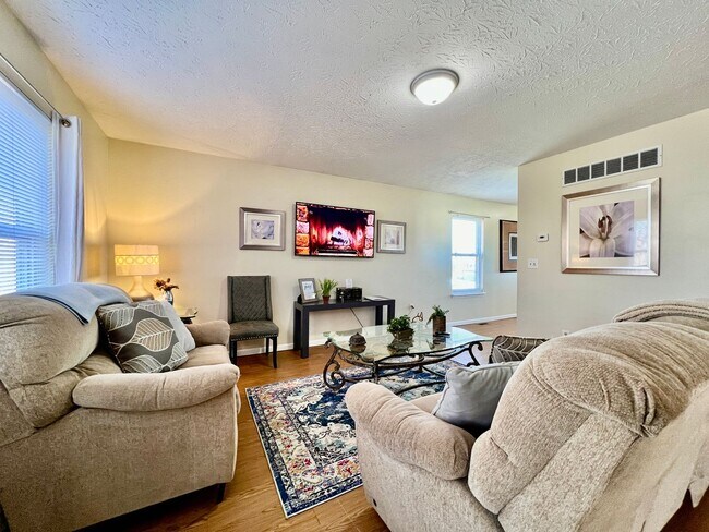 Foto del edificio - Great corporate furnished rental- close to everything.