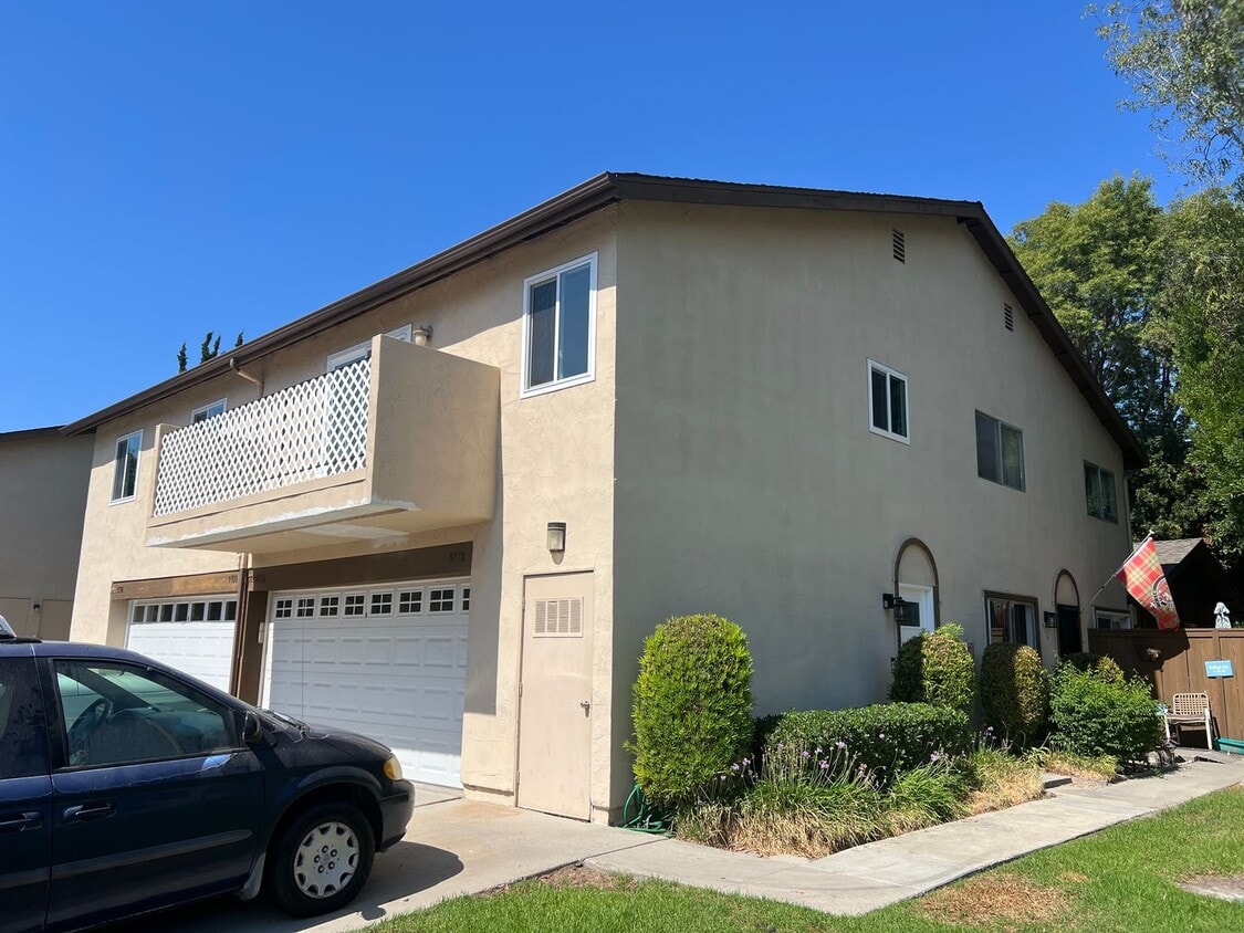 Primary Photo - Lovely 2 bedroom Condo
