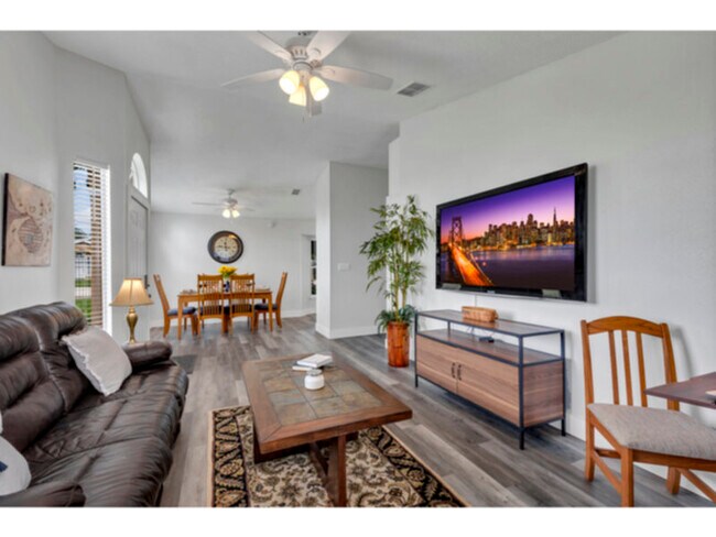 Foto del edificio - Updated &amp; Upgraded 3 Bed, 2 Bath, Comm...