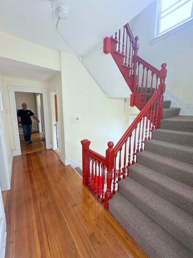 Foto del edificio - 145 College Ave