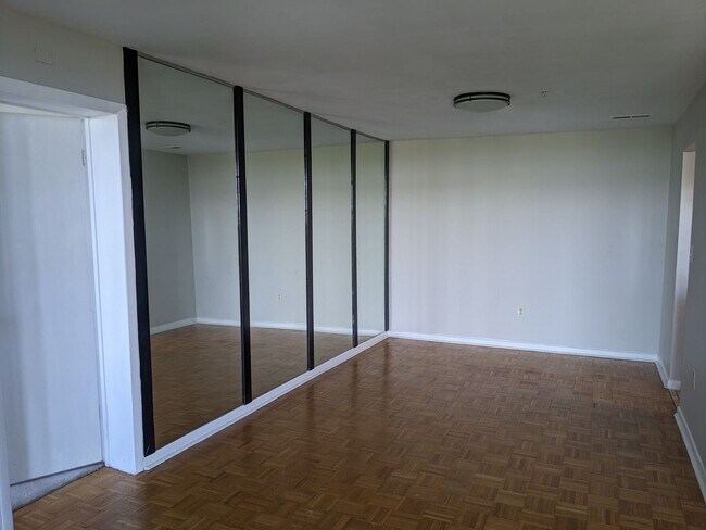 Building Photo - 2 Bedroom Condo in Towson