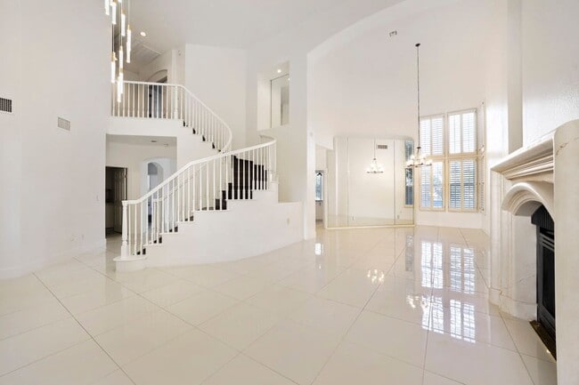 Building Photo - 5 Bedroom Luxury Home In Peccole Ranch!