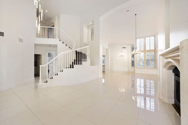 Foto del edificio - 5 Bedroom Luxury Home In Peccole Ranch!