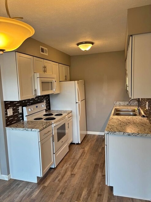 Building Photo - 4021 Glen Oaks Blvd