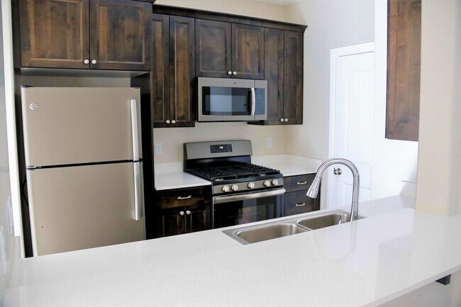 Foto del edificio - 3 bedroom, 2.5 bathroom Townhome on the No...