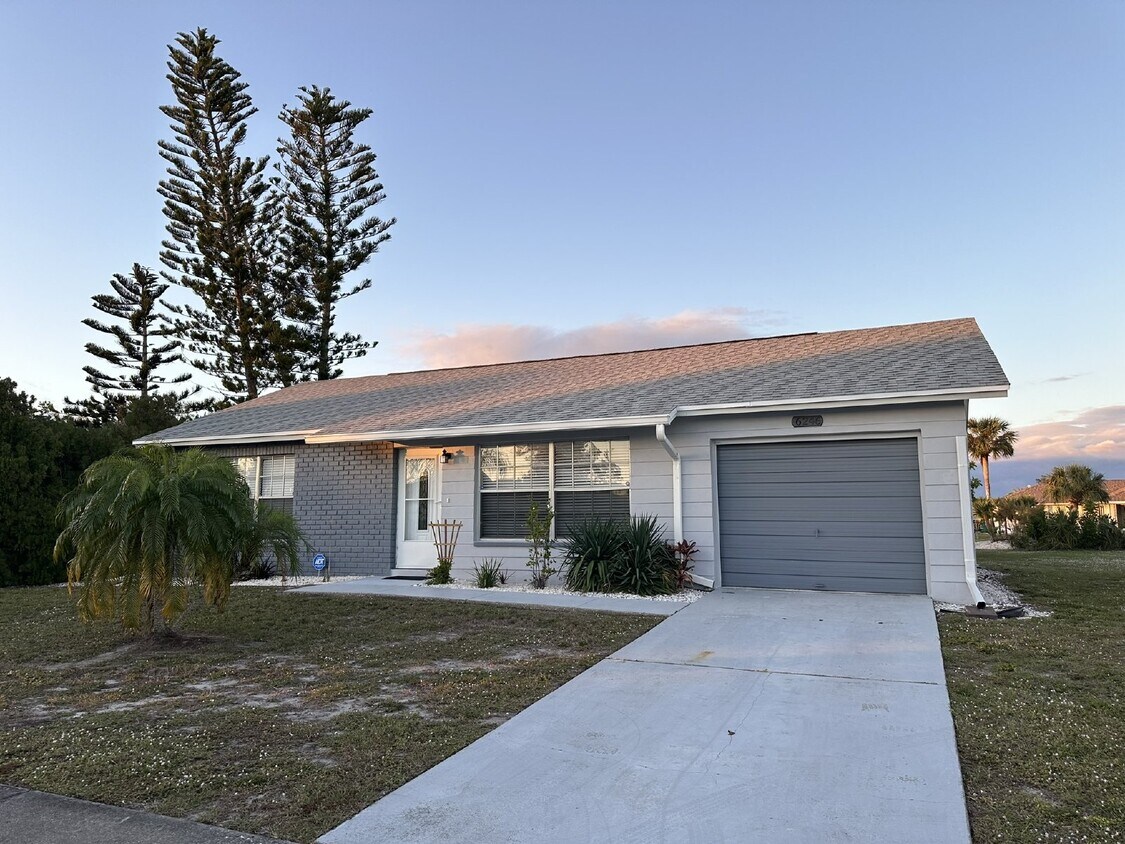 6246 Coniston St, Port Charlotte, FL 33981 Room for Rent in Port
