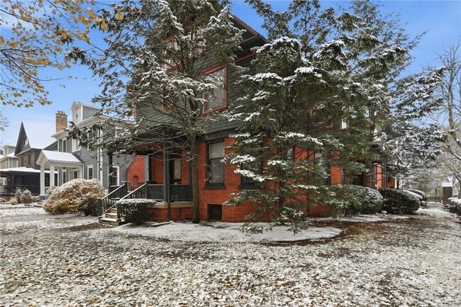 Building Photo - 98 Barrington St