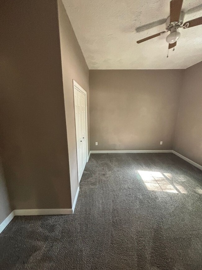 Building Photo - 2027 N Weller Ave