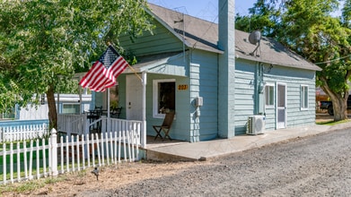Building Photo - 203 6th St
