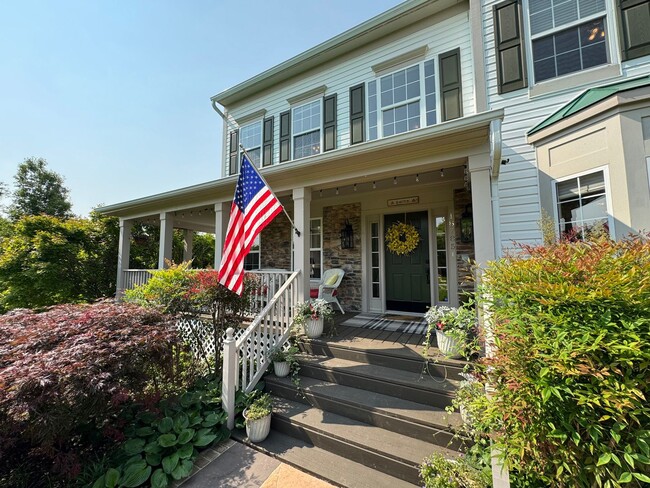Building Photo - Fantastic 4 Bed 2.5 Bath Single Family Hom...