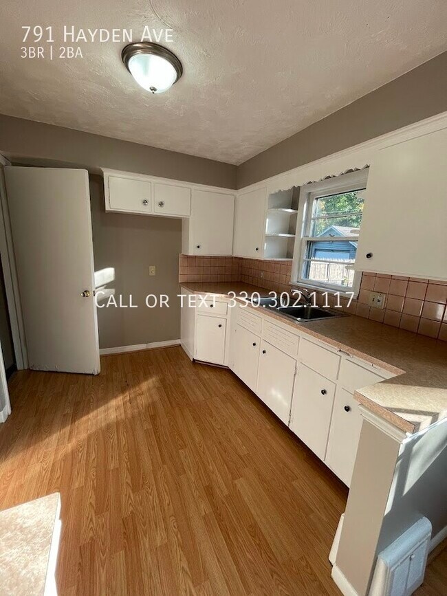 Building Photo - Three bedroom two bathroom home for rent