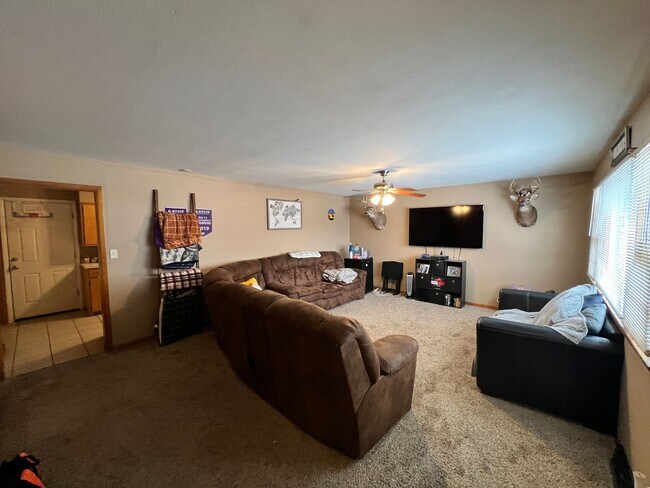 Building Photo - Pre-Leasing for 24/25 School Year