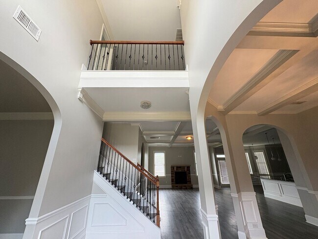 Foto del edificio - Beautiful 5 Bedroom Home with Massive Walk...